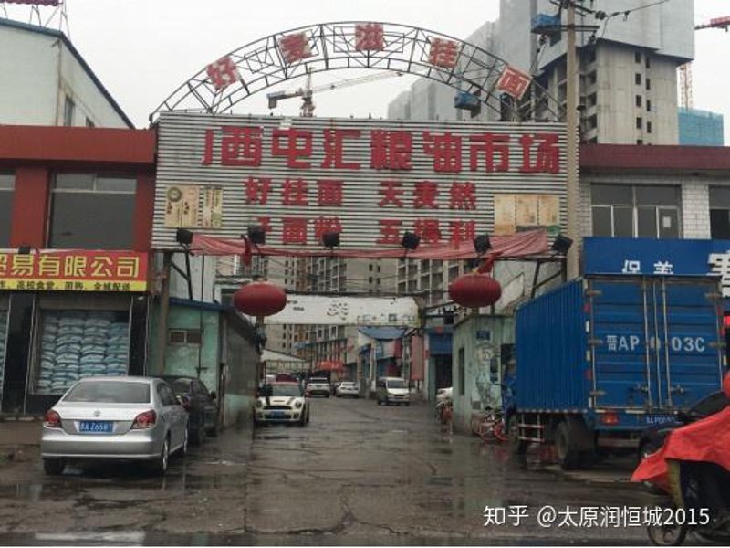 在太原市晋源区，如果需要联系商务局获取帮助或咨询政策信息，可以通过以下方式直接与相关部门取得联系。